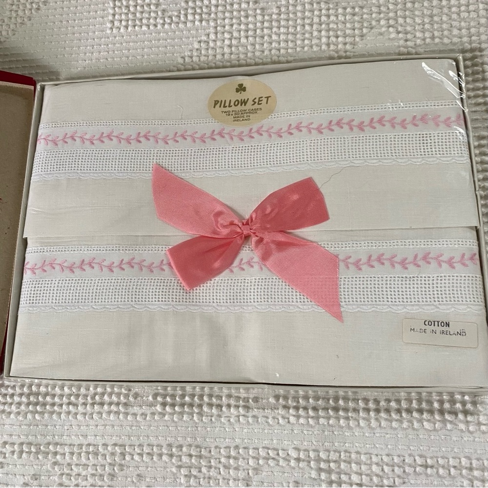 NIB 2 Dreamweave Cotton Pillowcases Made in Ireland Pink White - Picture 8 of 9